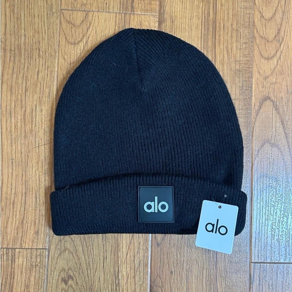 BNWT Alo yoga beanie black